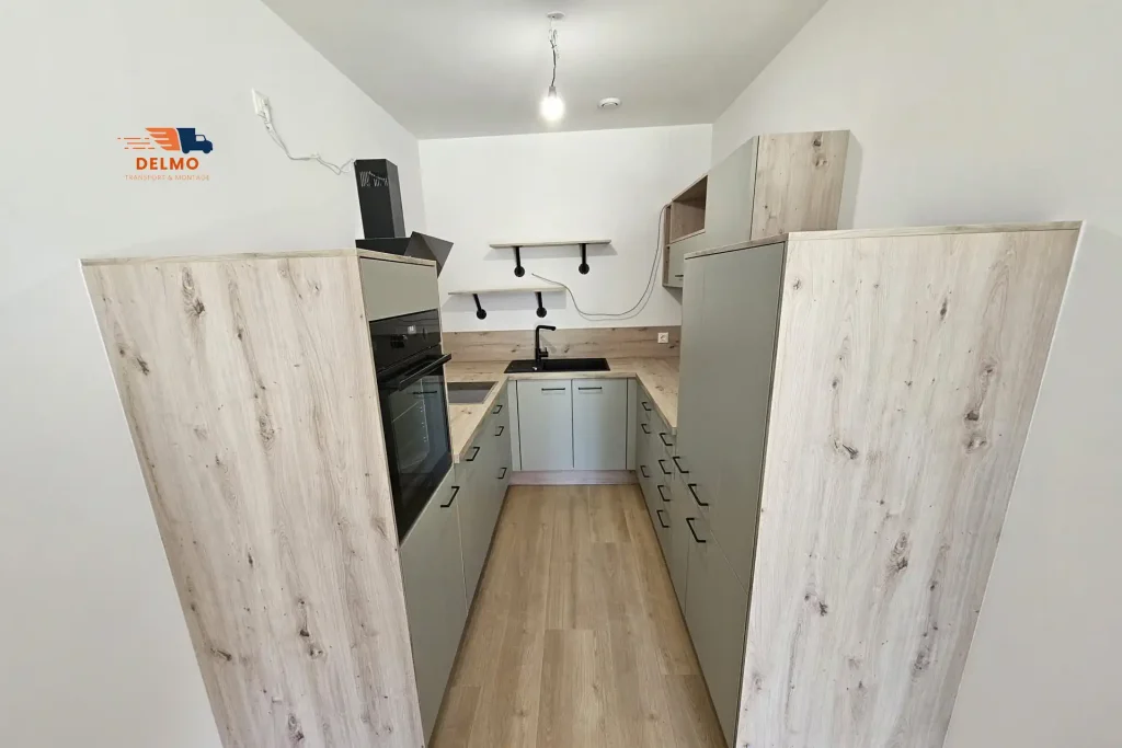 Küchenmonteure beim Aufbau einer modernen Küche