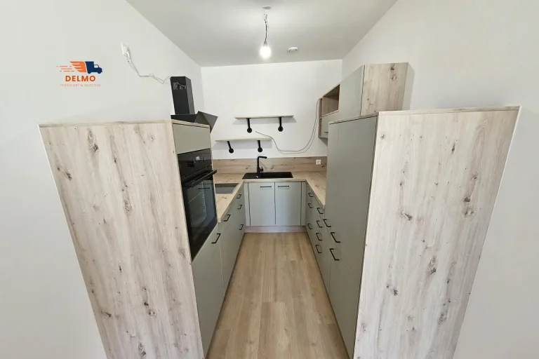 Küchenmonteure beim Aufbau einer modernen Küche